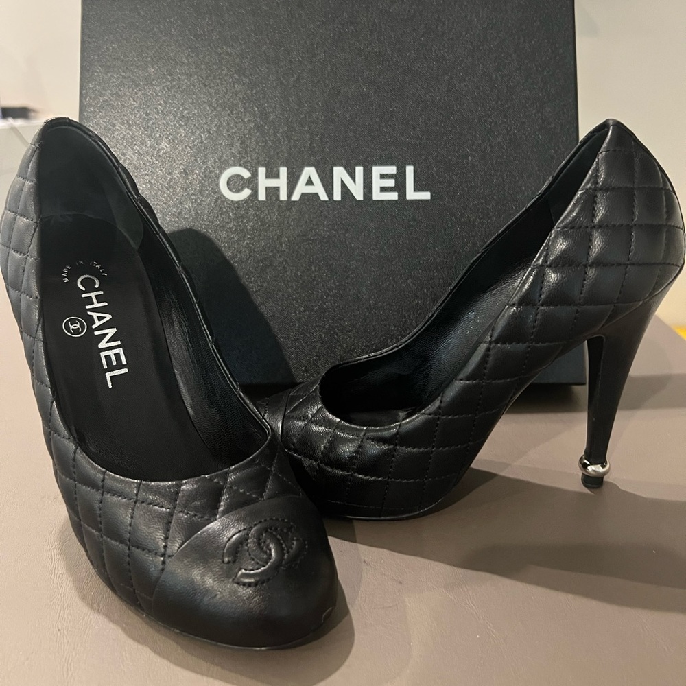 Beautiful Chanel Pumps - Black
